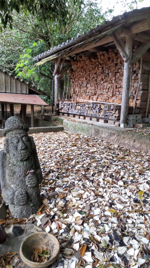 沈壽官窯　累々と敷き詰められた割れた茶碗の破片